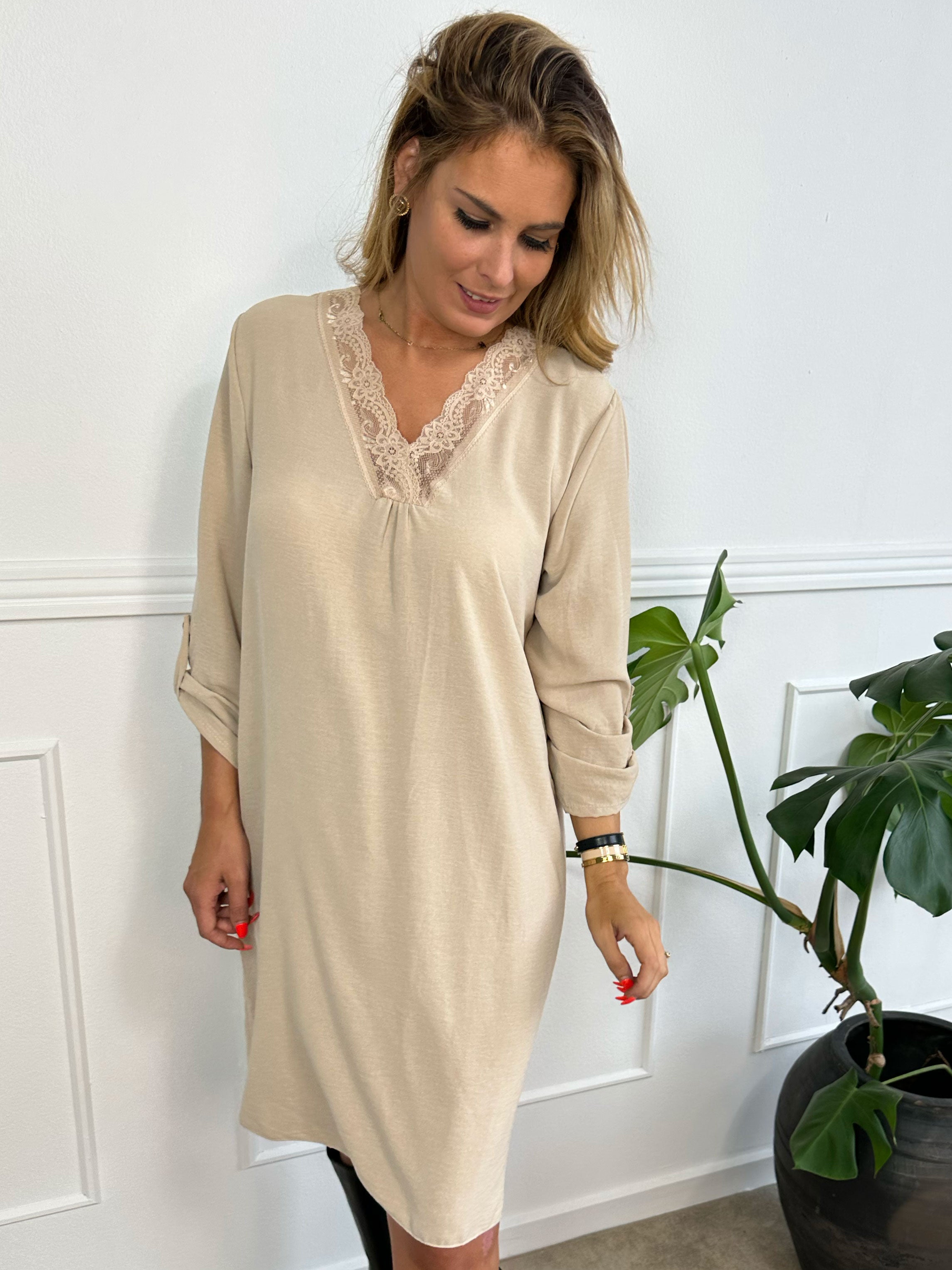 Elly Long - Simpel kjole med blondekant